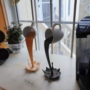 Escultura Xícara Café Derramando Flutuante