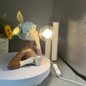 Luminária Escultura Garota Pri Coffee Girl